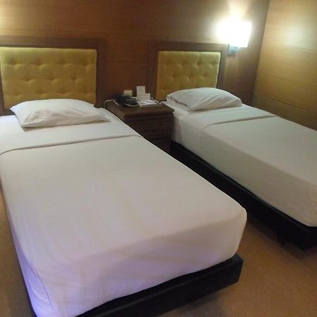Hotel Mutiara Malioboro Джокякарта Екстериор снимка