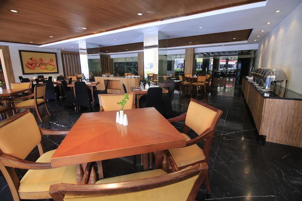 Hotel Mutiara Malioboro Джокякарта Екстериор снимка