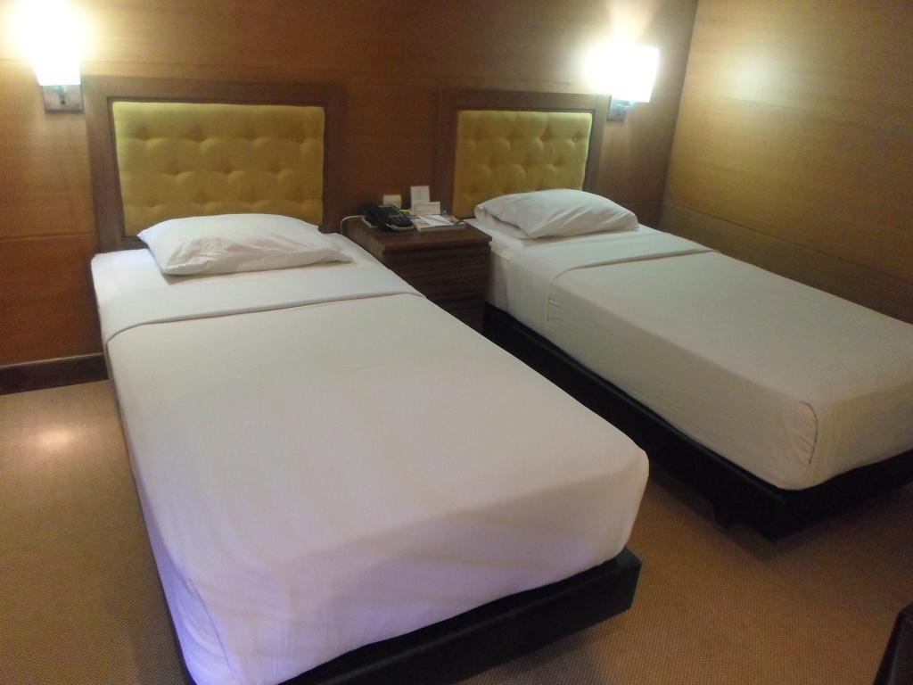 Hotel Mutiara Malioboro Джокякарта Екстериор снимка