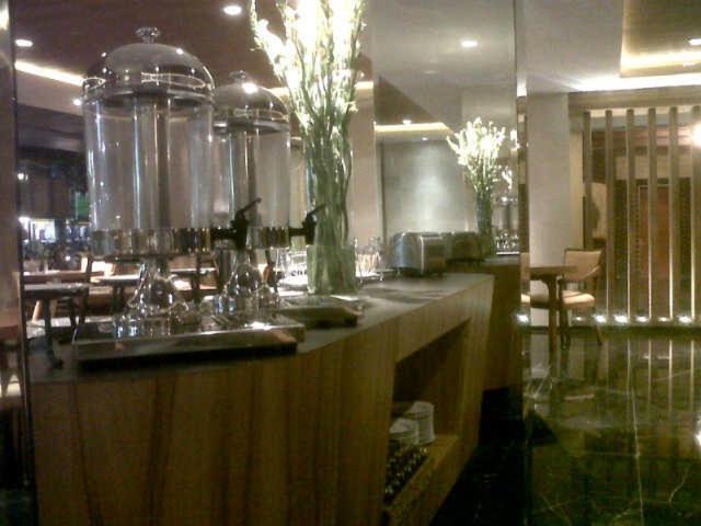 Hotel Mutiara Malioboro Джокякарта Екстериор снимка