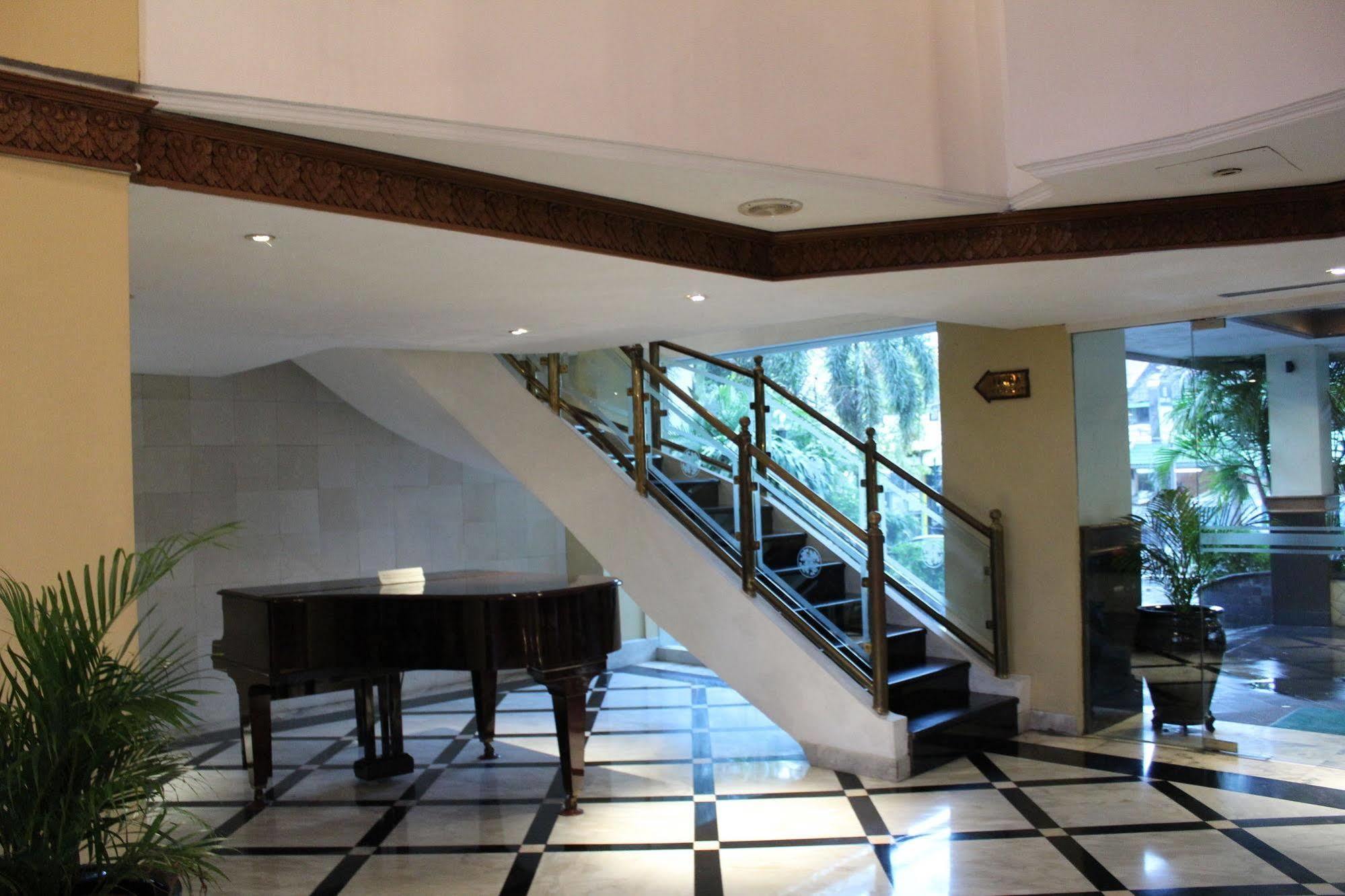 Hotel Mutiara Malioboro Джокякарта Екстериор снимка