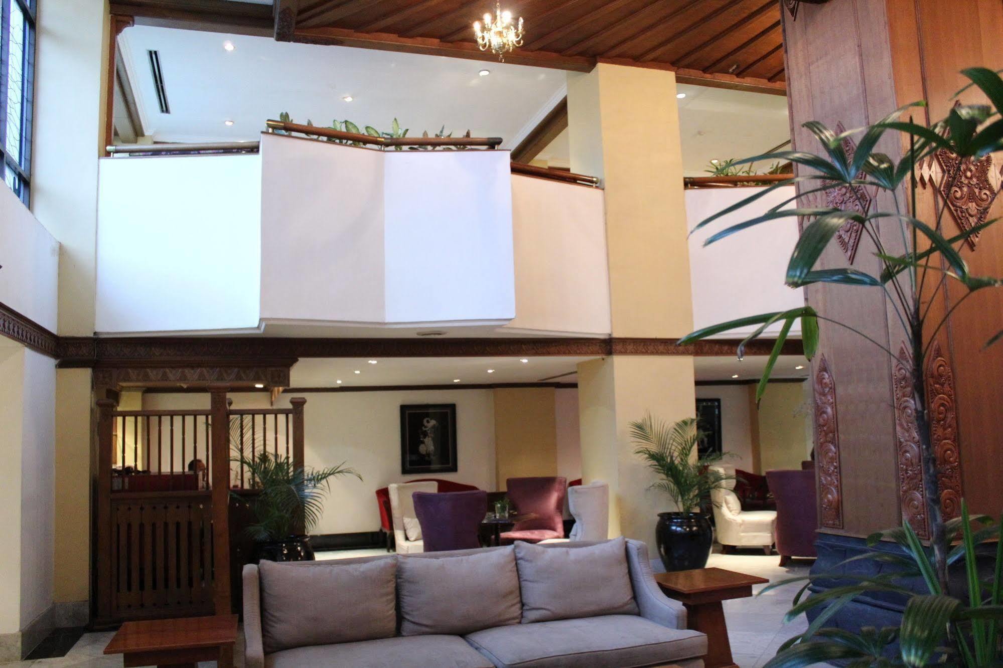 Hotel Mutiara Malioboro Джокякарта Екстериор снимка