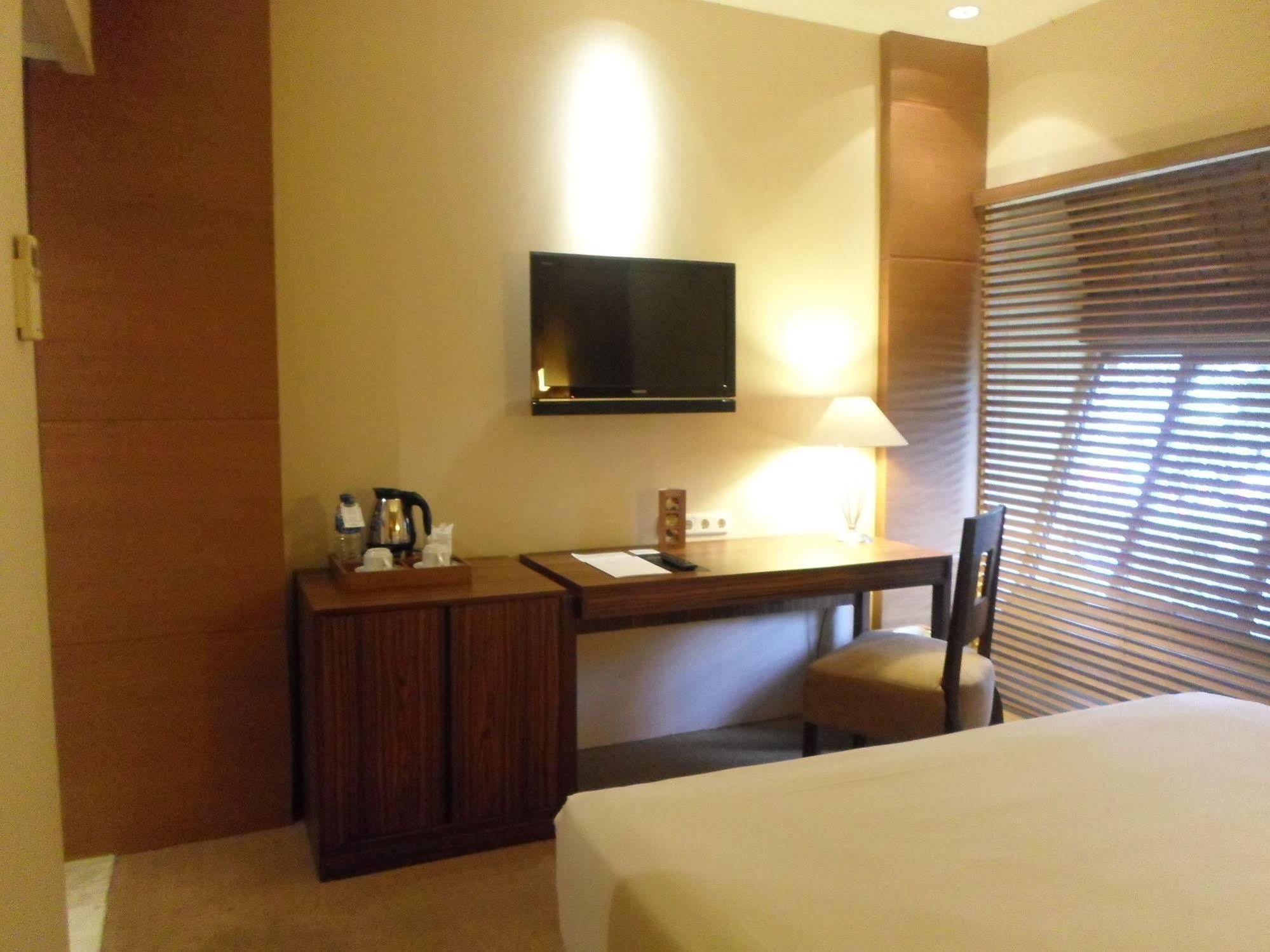Hotel Mutiara Malioboro Джокякарта Екстериор снимка
