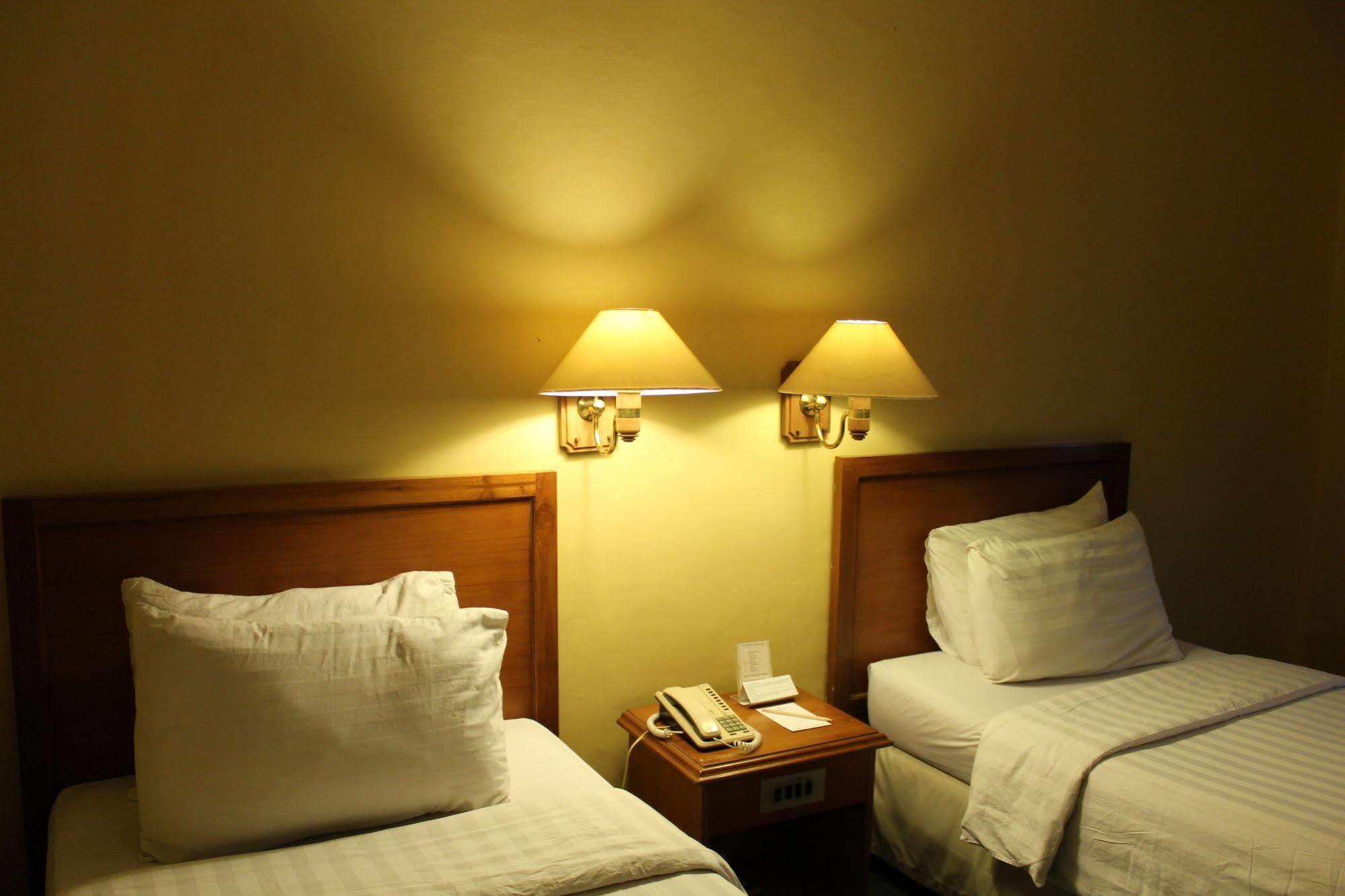 Hotel Mutiara Malioboro Джокякарта Екстериор снимка