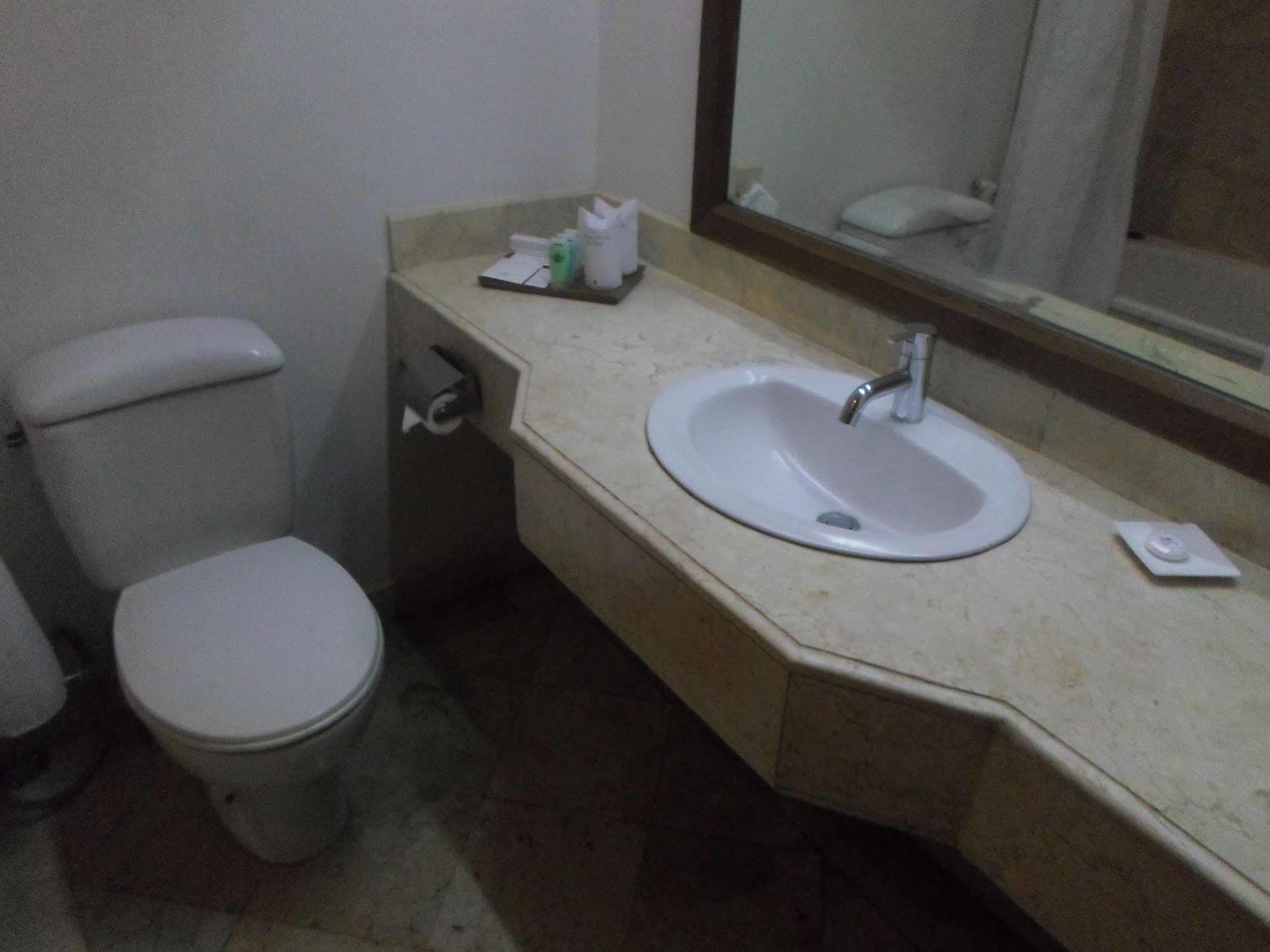 Hotel Mutiara Malioboro Джокякарта Екстериор снимка