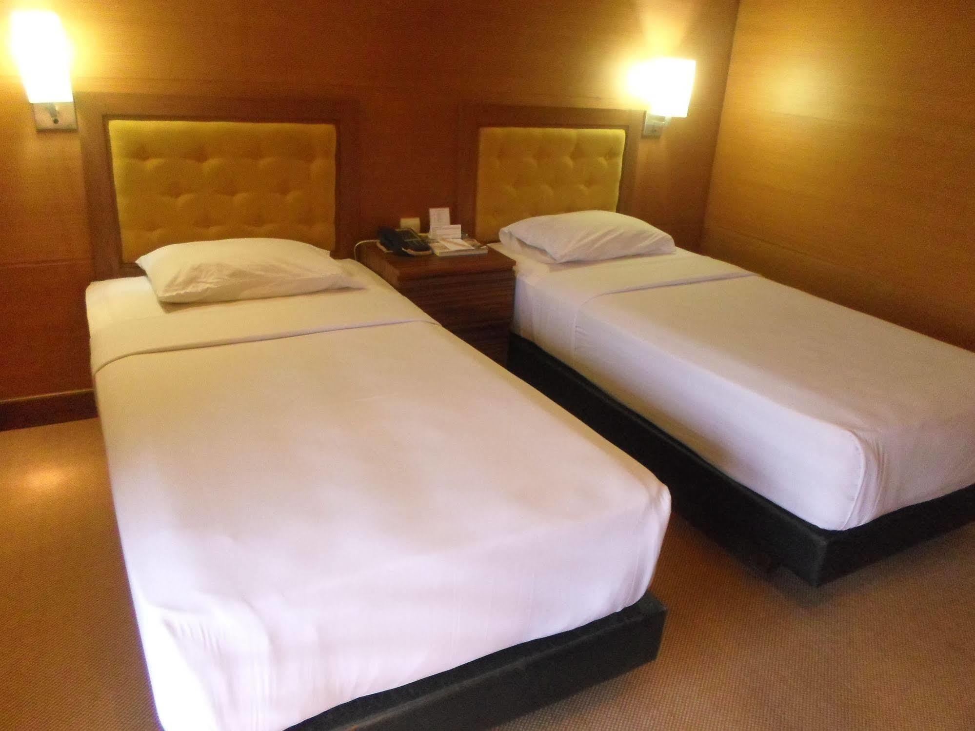 Hotel Mutiara Malioboro Джокякарта Екстериор снимка