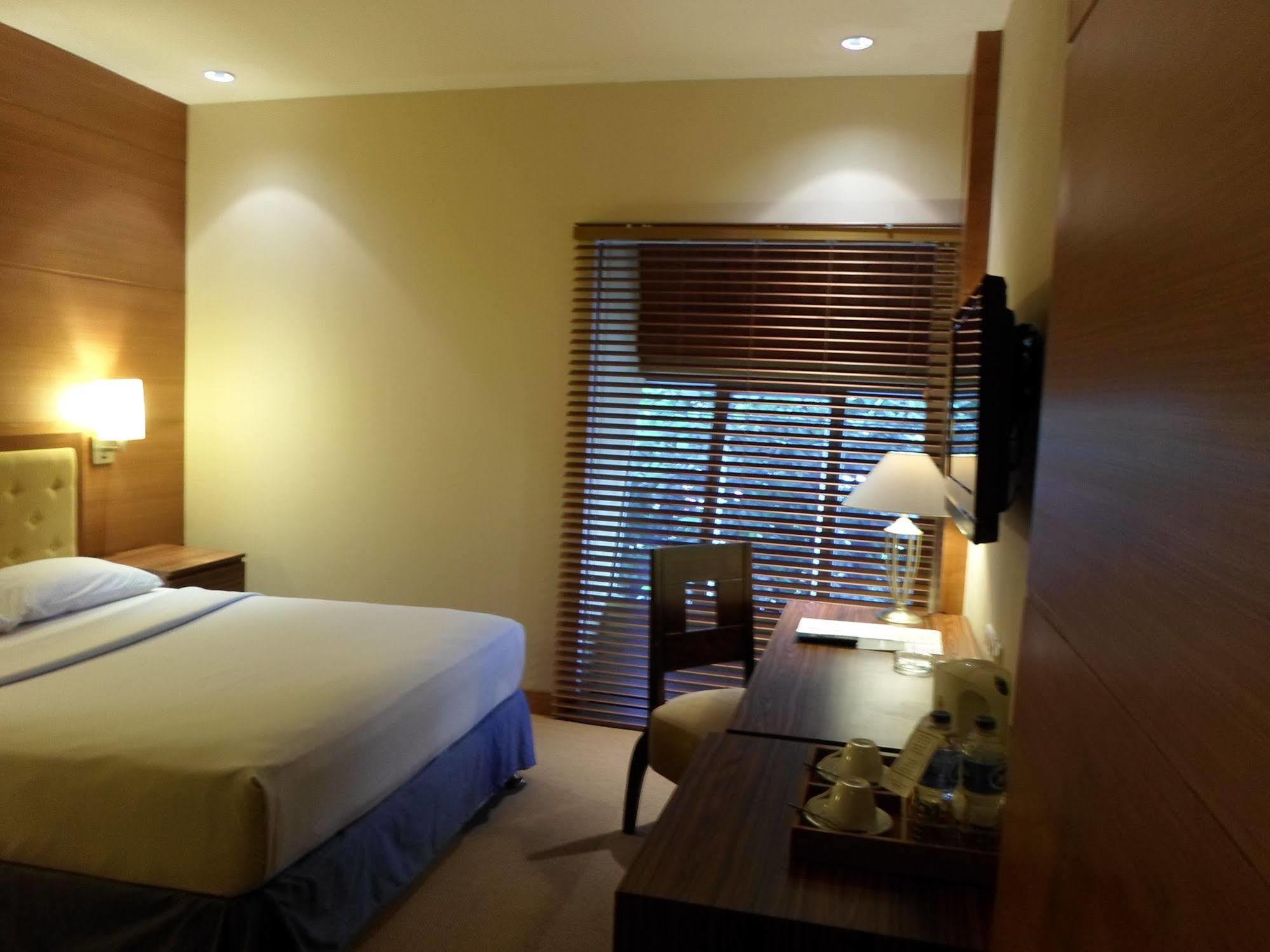 Hotel Mutiara Malioboro Джокякарта Екстериор снимка