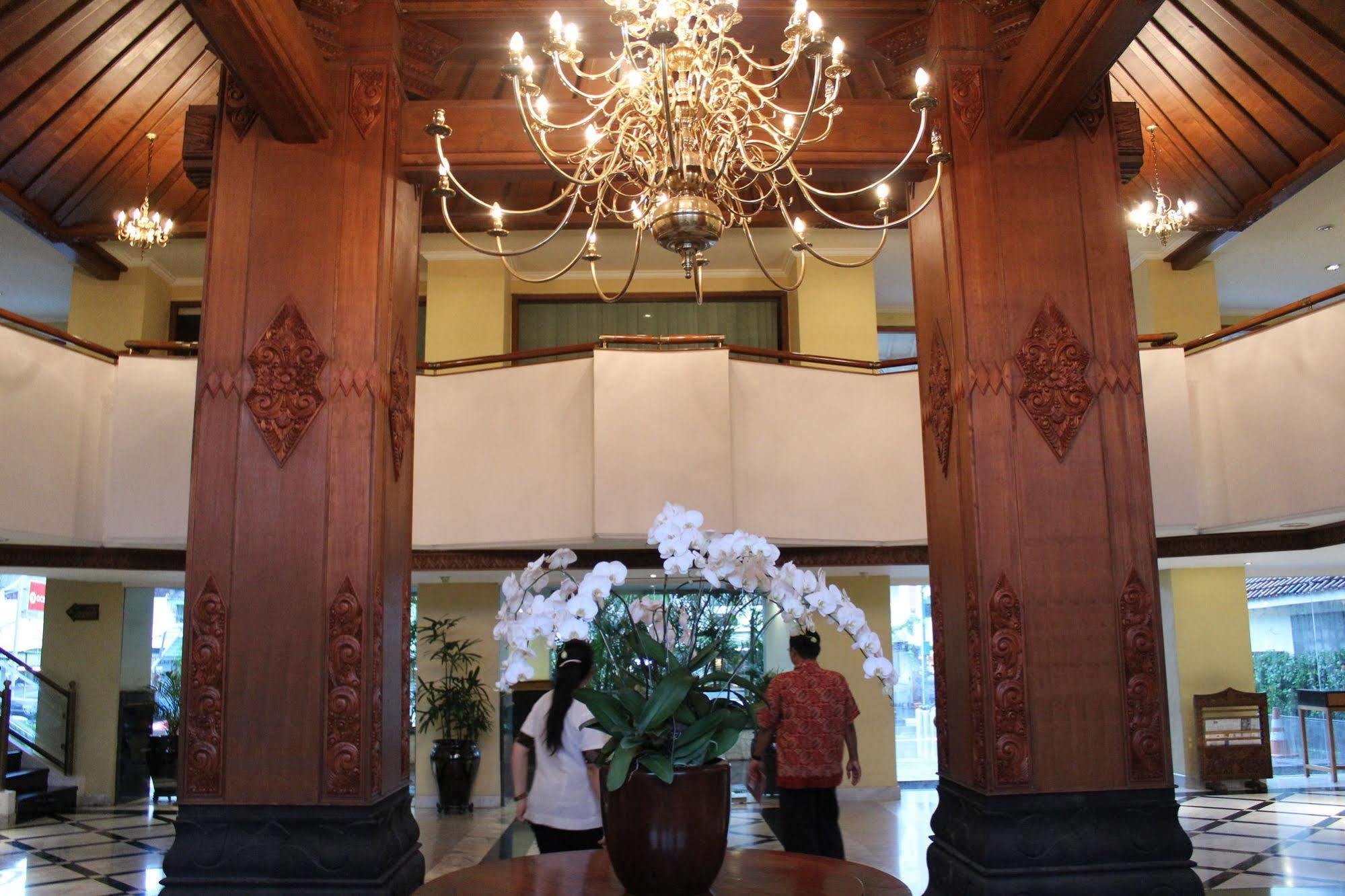 Hotel Mutiara Malioboro Джокякарта Екстериор снимка