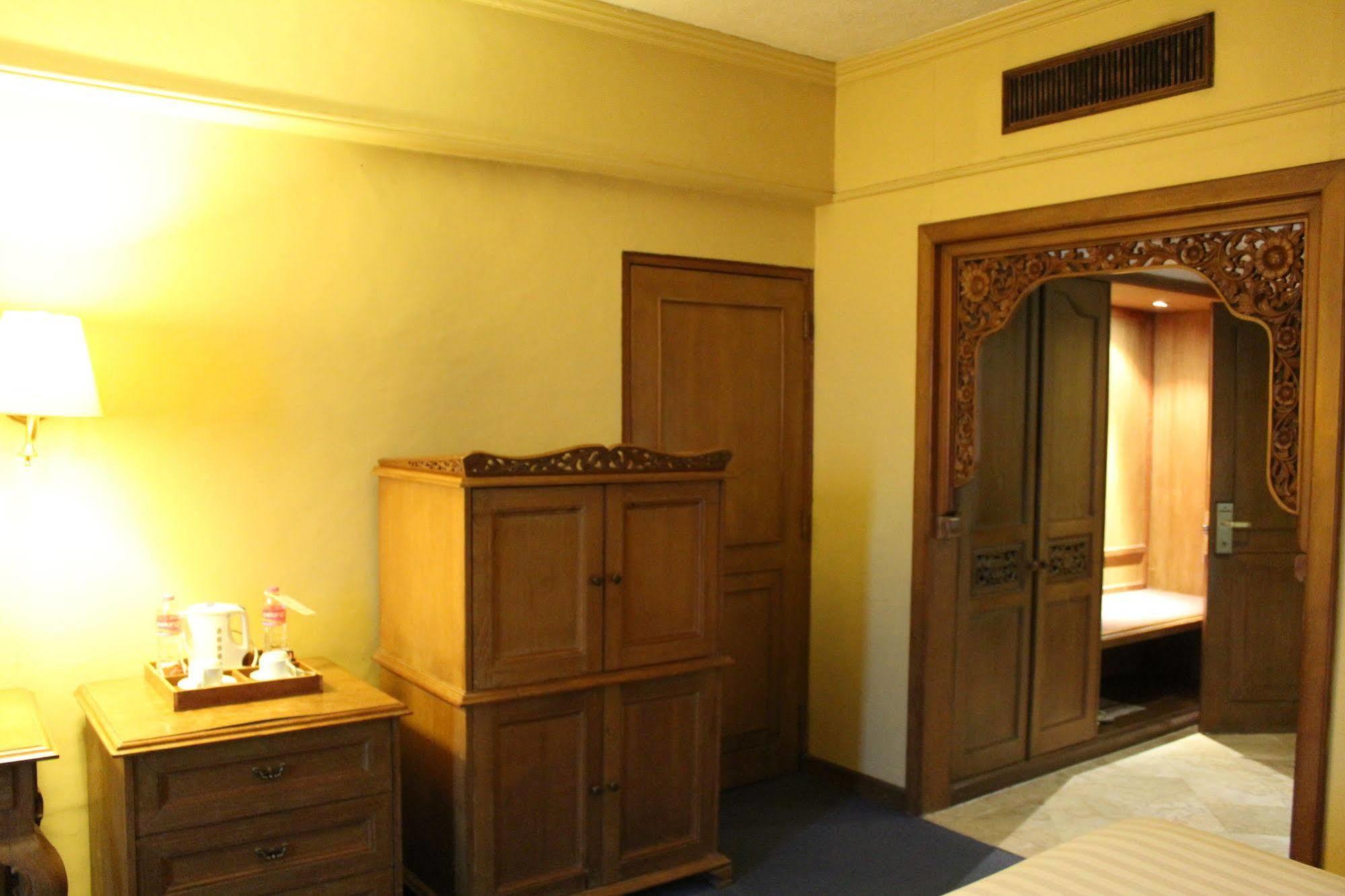 Hotel Mutiara Malioboro Джокякарта Екстериор снимка
