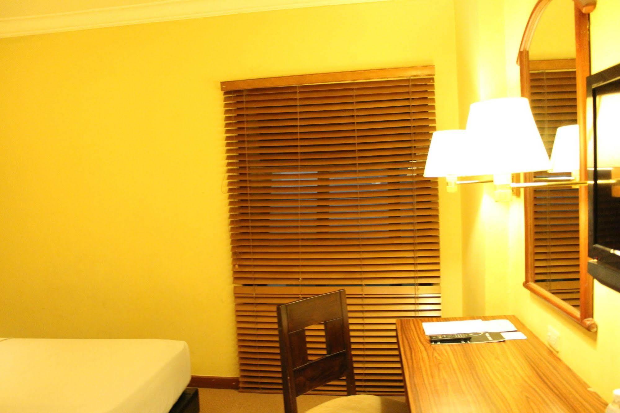 Hotel Mutiara Malioboro Джокякарта Екстериор снимка