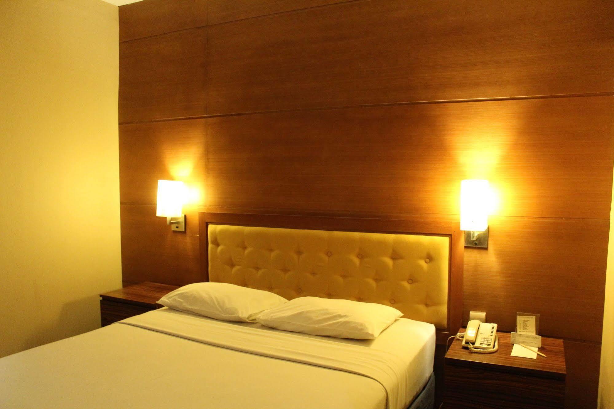 Hotel Mutiara Malioboro Джокякарта Екстериор снимка