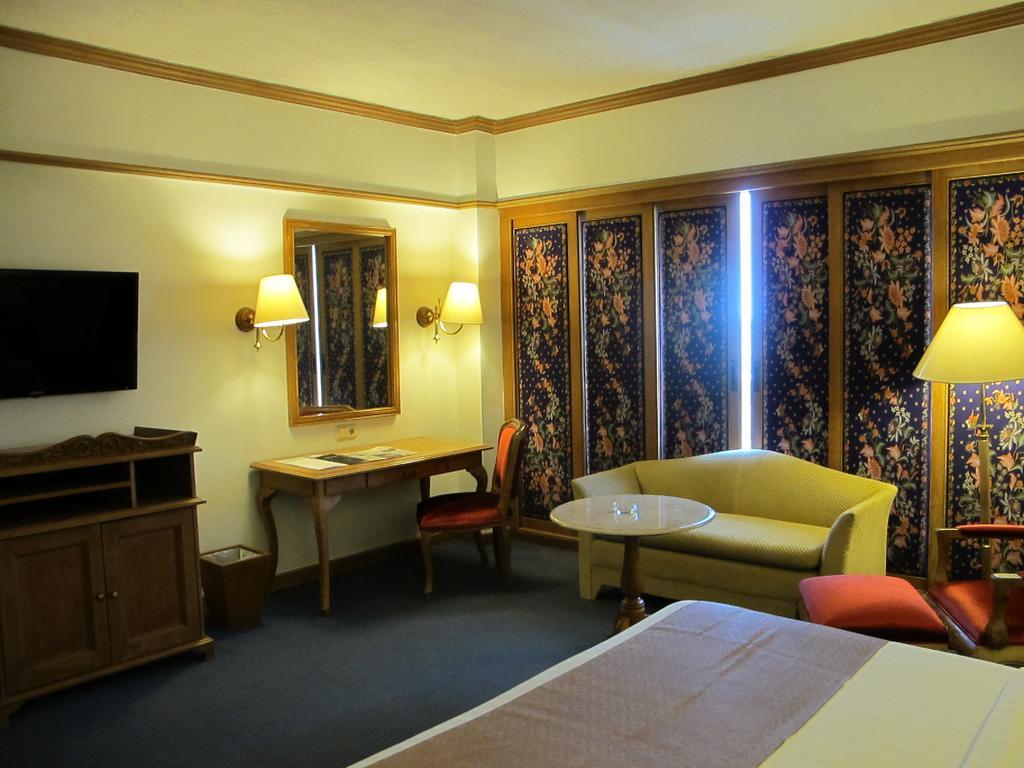 Hotel Mutiara Malioboro Джокякарта Екстериор снимка